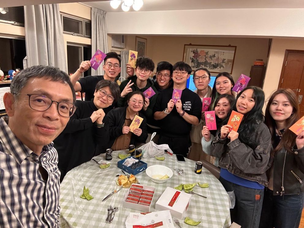 Mr James Au-Yeung and Professor Donna Chu (first and second from the left) invited resident tutors to their home