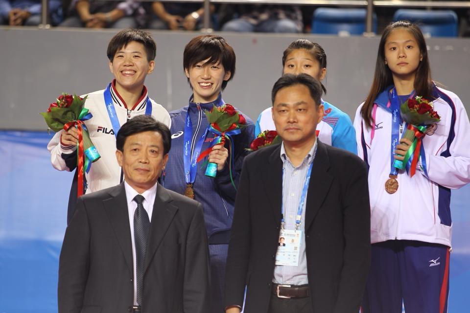 馬文心女士 (後排左一)於二零一三年東亞運動會空手道女子55公斤級組手中奪銀