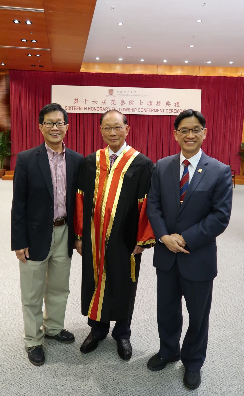 A photo of Dr Peter Chu (middle) with Professor Ching Pak-chung (left), the third College Head, and Professor Andrew Chan (right), the then College Head, at the conferment ceremony when Dr Chu was conferred Honorary Fellow by CUHK in 2017