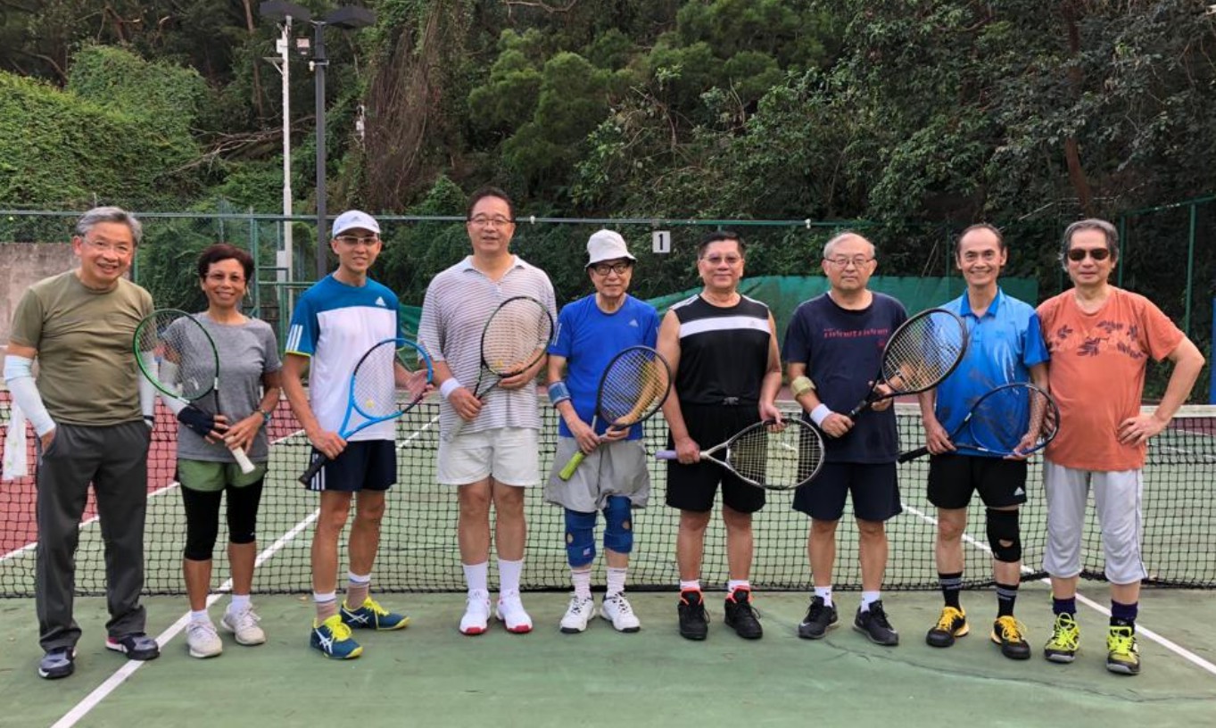 秦嶺教授(左四)熱愛網球運動