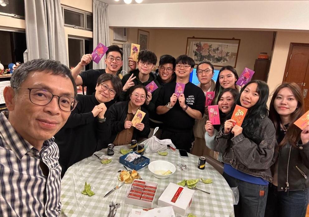 歐陽崇勳先生（左一）和朱順慈教授（左二）邀請樓導師到家中作客
